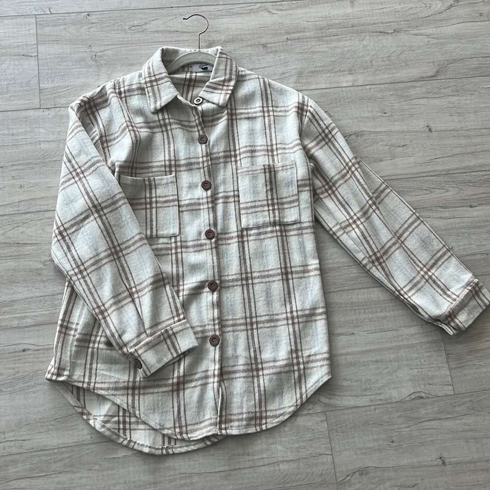 Oversized Shacket Flannel women’s size small medium taupe beige boutique jacket
